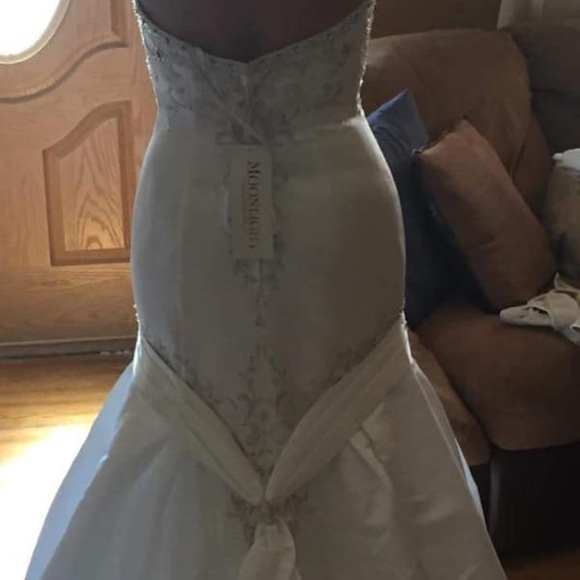 New with tags wedding gown size 12 - Picture 2 of 6